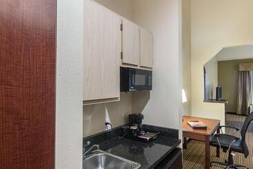هتل Quality Inn & Suites West Chase