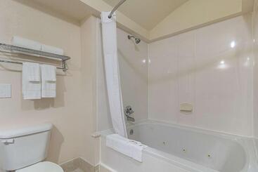 هتل Quality Inn & Suites West Chase
