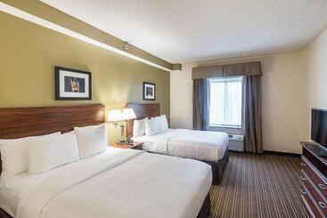 هتل Quality Inn & Suites West Chase