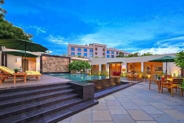 هتل Royale Sarovar Portico Agra