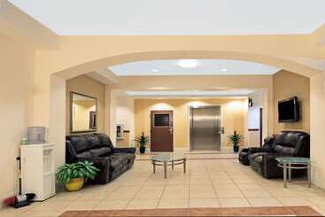 هتل Super 8 By Wyndham Austin/airport South