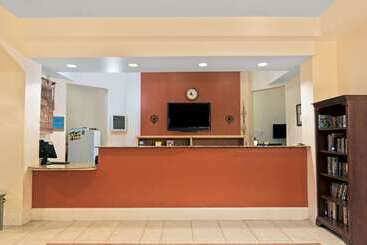 هتل Super 8 By Wyndham Austin/airport South