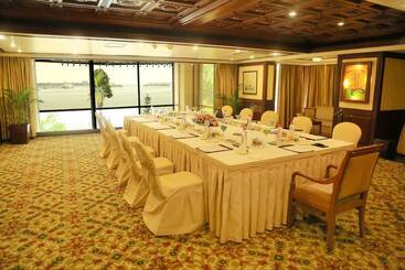 هتل Vivanta Ernakulam, Marine Drive