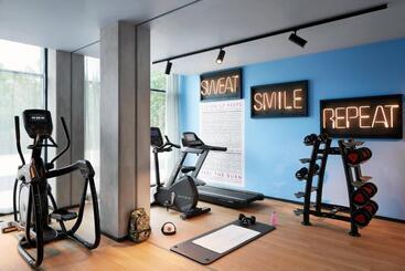 هتل Moxy Sophia Antipolis