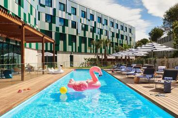 هتل Moxy Sophia Antipolis