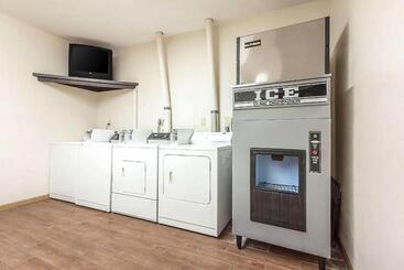 هتل Sky Palace Inn & Suites Mccook