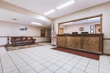 هتل Sky Palace Inn & Suites Mccook