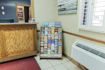 هتل Sky Palace Inn & Suites Mccook