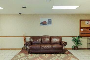 هتل Sky Palace Inn & Suites Mccook