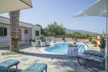 Villa Constantinos Large Private Pool Walk To Beach Sea Views A C Wifi Car Not Required   2220 - آيا مارينا تشايسوتشوس