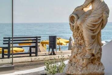 هتل Yria Beach
