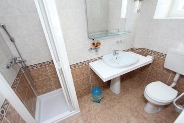 پانسیون Apartments And Rooms Villa Rossella 2