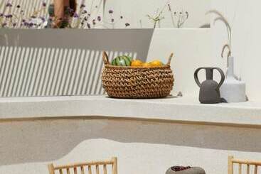 هتل White Pebble Suites