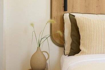 هتل White Pebble Suites