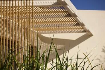 هتل White Pebble Suites