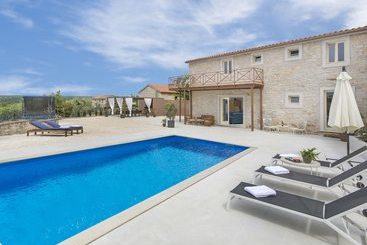 별장 Beautiful Stone Villa With Swimming Pool In Idyllic And Peaceful Surroundings