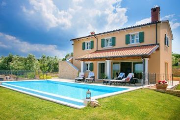 별장 Luxury Villa With Private Pool And Panoramic View, Near Sveti Lovrec