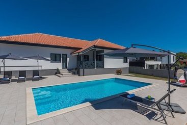 茅舍 New And Modern Villa With Private Pool And Summer Kitchen In Central Istria