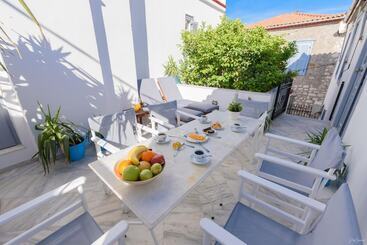 Orloff Legacy Suites Hydra