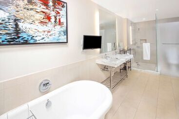 هتل Hilton Club West 57th Street New York