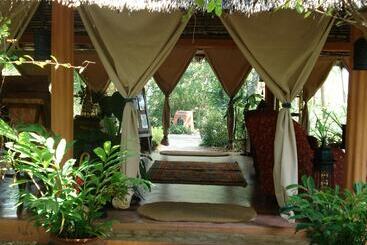 هتل Kinasi Lodge