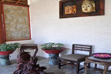هتل Puri Bunga Beach Cottages
