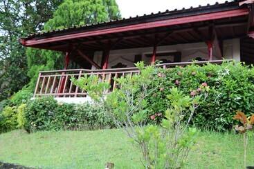 هتل Puri Bunga Beach Cottages