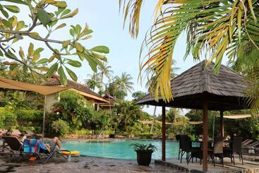 هتل Puri Bunga Beach Cottages