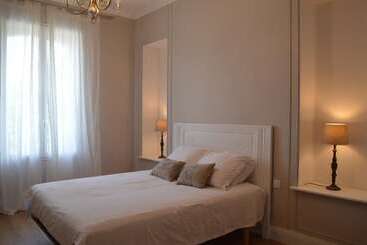 تختخواب و صبحانه La Maison D Antoine