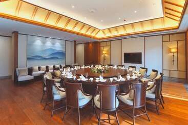 Howard Johnson The Bund Hotel Gasa