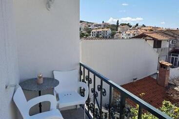 پانسیون Apartments Neva Supetar
