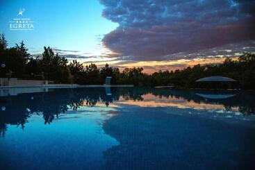 هتل New Egreta Resort
