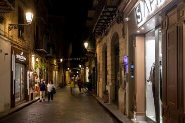 تختخواب و صبحانه Bm Suites Cefalu