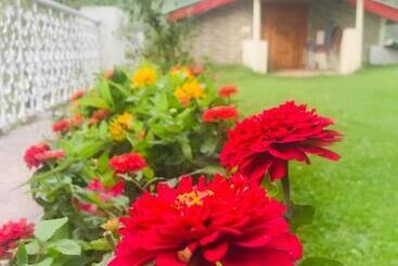 H.m.h Lodges & Hotel Resort