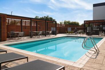 هتل Courtyard By Marriott Fresno Clovis