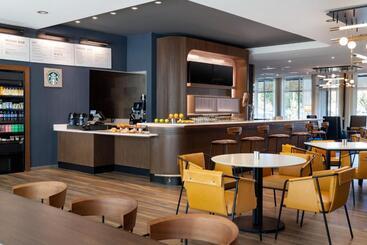 هتل Courtyard By Marriott Fresno Clovis