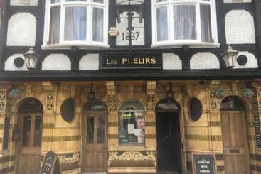 هاستل Les Fleurs Accommodation