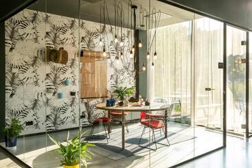 هتل Moxy Utrecht