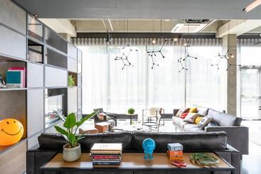 هتل Moxy Utrecht