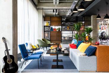 هتل Moxy Utrecht