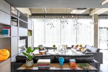 هتل Moxy Utrecht