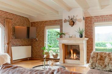 استراحتگاه Luxury Group Accommodation For 14 People