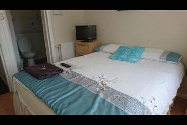 Room In Guest Room   En Suite Shower Room Double Room With 1 Double Deyr - Hayes
