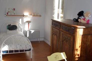 پانسیون Room In Guest Room   Maison Lamerique Welcome You To One Of Their Rooms Dogs Are Also Welcomed