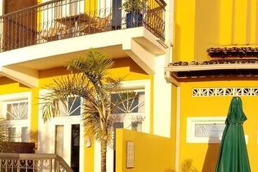 هتل Casa Do Amarelindo
