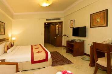 هتل Clarion Bella Casa At Airport
