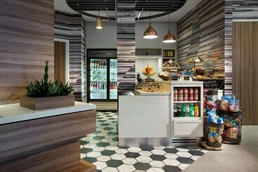 هتل Hilton Garden Inn Toronto Airport