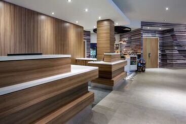 هتل Hilton Garden Inn Toronto Airport