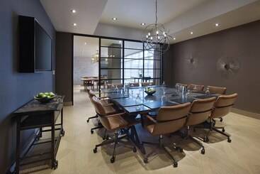 هتل Hilton Garden Inn Toronto Airport