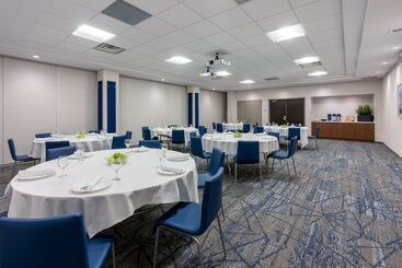 هتل Holiday Inn Express & Suites Vaughan Southwest, An Ihg